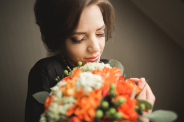 Siyah elbise düğün töreni için hazırlarken poz içinde lüks gelin