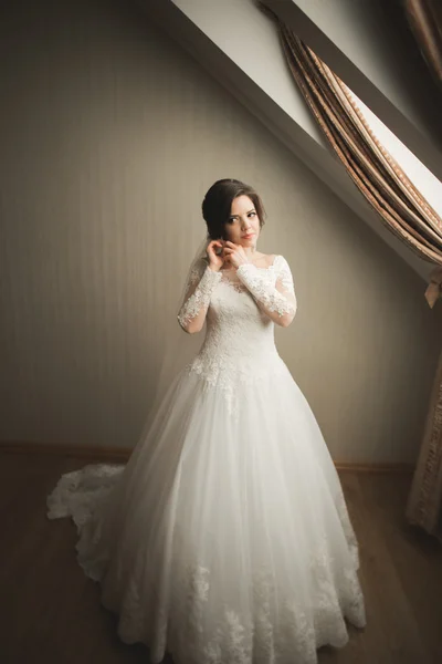 Luxury bride in white dress posing while preparing for the wedding ceremony — Stock Photo, Image