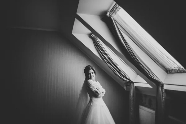 Sposa di lusso in abito bianco in posa durante la preparazione per la cerimonia di nozze — Foto Stock