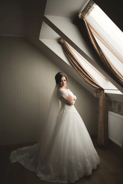 Luxury bride in white dress posing while preparing for the wedding ceremony — Stock Photo, Image