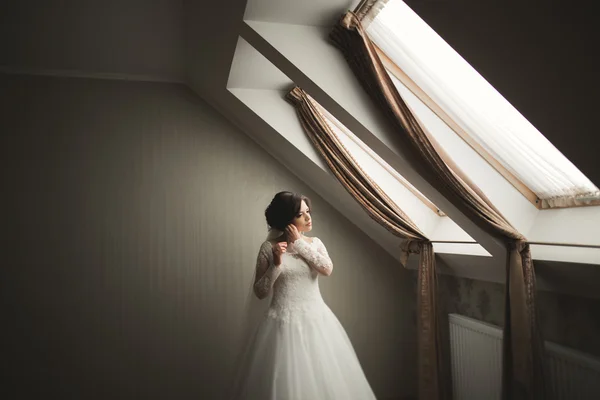 Sposa di lusso in abito bianco in posa durante la preparazione per la cerimonia di nozze — Foto Stock