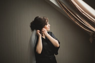 Siyah elbise düğün töreni için hazırlarken poz içinde lüks gelin