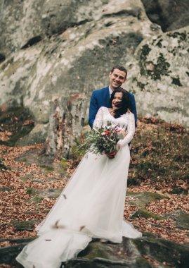 Muhteşem gelin, damat öpüşme ve sarılma Gösterim çarpıcı uçurum yakın: