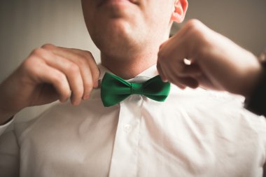 Muhteşem adam, damat düğün töreni lüks hazırlar