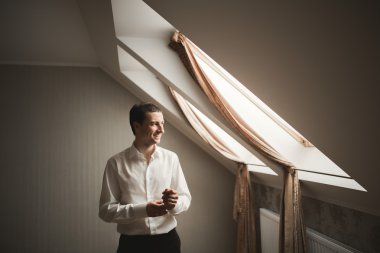 Muhteşem adam, damat düğün töreni lüks hazırlar