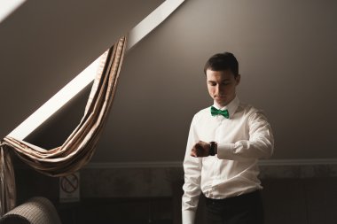 Muhteşem adam, damat düğün töreni lüks hazırlar