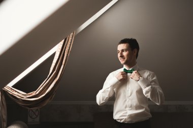 Muhteşem adam, damat düğün töreni lüks hazırlar