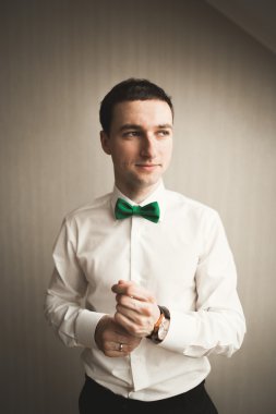 Muhteşem adam, damat düğün töreni lüks hazırlar