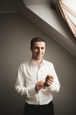 Muhteşem adam, damat düğün töreni lüks hazırlar