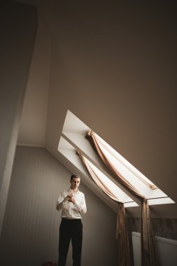 Muhteşem adam, damat düğün töreni lüks hazırlar