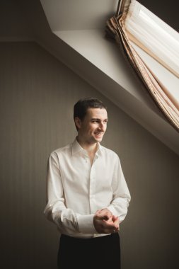 Muhteşem adam, damat düğün töreni lüks hazırlar