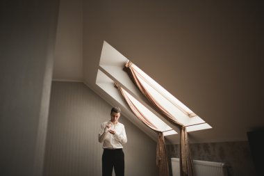 Muhteşem adam, damat düğün töreni lüks hazırlar