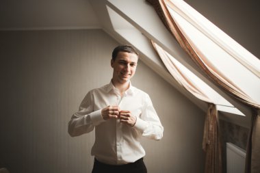 Muhteşem adam, damat düğün töreni lüks hazırlar