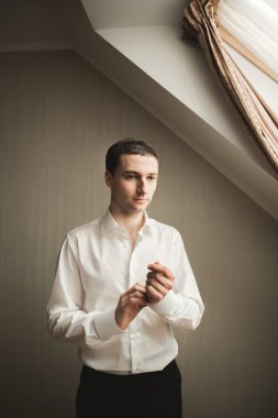 Muhteşem adam, damat düğün töreni lüks hazırlar