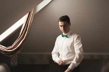 Muhteşem adam, damat düğün töreni lüks hazırlar