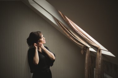 Siyah elbise düğün töreni için hazırlarken poz içinde lüks gelin