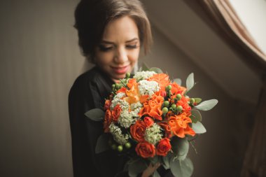 Siyah elbise düğün töreni için hazırlarken poz içinde lüks gelin