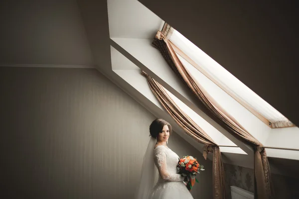 Noiva de luxo em vestido branco posando enquanto se prepara para a cerimônia de casamento — Fotografia de Stock