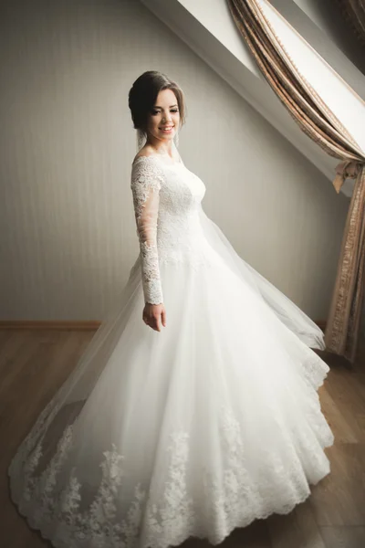 Luxury bride in white dress posing while preparing for the wedding ceremony — Stock Photo, Image