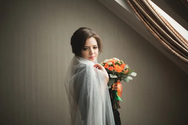 Noiva de luxo em roupão preto posando enquanto se prepara para a cerimônia de casamento — Fotografia de Stock