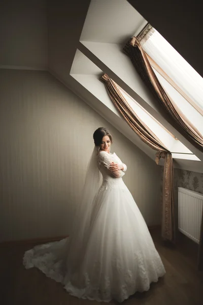 Mariée de luxe en robe blanche posant tout en se préparant pour la cérémonie de mariage — Photo