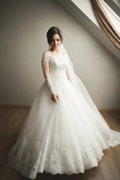 Luxury bride in white dress posing while preparing for the wedding ceremony — Stock Photo, Image