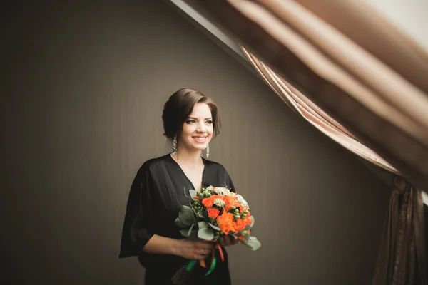 Luxusní nevěsta v černém rouchu pózuje při přípravě pro svatební obřad — Stock fotografie