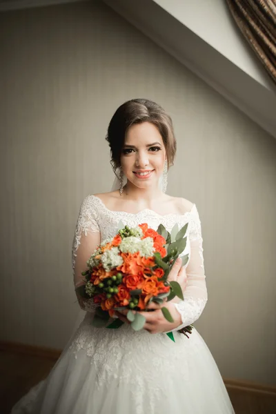 Novia de lujo en vestido blanco posando mientras se prepara para la ceremonia de boda — Foto de Stock