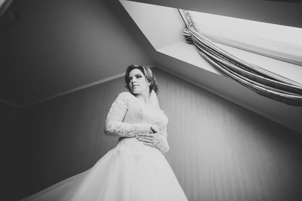 Noiva de luxo em vestido branco posando enquanto se prepara para a cerimônia de casamento — Fotografia de Stock