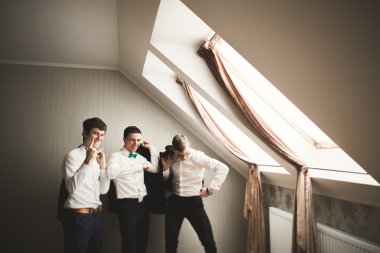 Mutlu arkadaş yardımcı olur şık damat onun düğün günü için hazırlanıyor