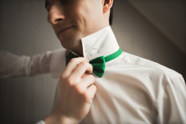 Mutlu arkadaş yardımcı olur şık damat onun düğün günü için hazırlanıyor