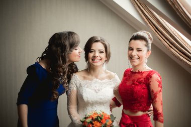 Mutlu arkadaşlar yardımcı olur sabah onu düğün günü için hazırlık gelin