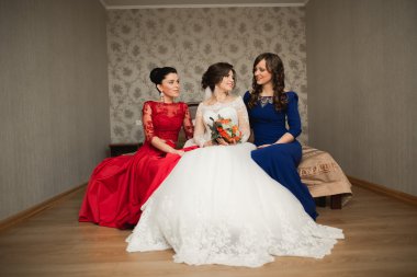 Mutlu arkadaşlar yardımcı olur sabah onu düğün günü için hazırlık gelin