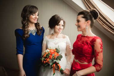 Mutlu arkadaşlar yardımcı olur sabah onu düğün günü için hazırlık gelin