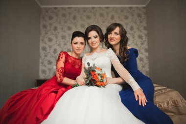 Mutlu arkadaşlar yardımcı olur sabah onu düğün günü için hazırlık gelin