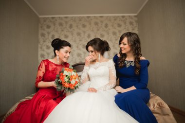 Mutlu arkadaşlar yardımcı olur sabah onu düğün günü için hazırlık gelin