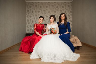 Mutlu arkadaşlar yardımcı olur sabah onu düğün günü için hazırlık gelin