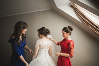 Mutlu arkadaşlar yardımcı olur sabah onu düğün günü için hazırlık gelin