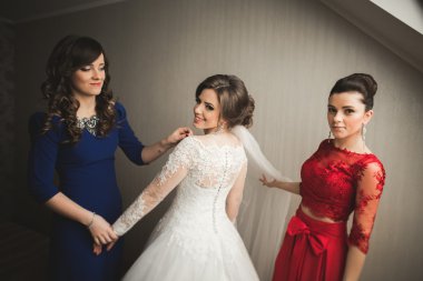 Mutlu arkadaşlar yardımcı olur sabah onu düğün günü için hazırlık gelin