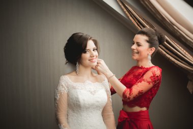 Mutlu arkadaşlar yardımcı olur sabah onu düğün günü için hazırlık gelin
