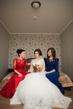 Mutlu arkadaşlar yardımcı olur sabah onu düğün günü için hazırlık gelin