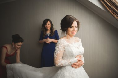 Mutlu arkadaşlar yardımcı olur sabah onu düğün günü için hazırlık gelin