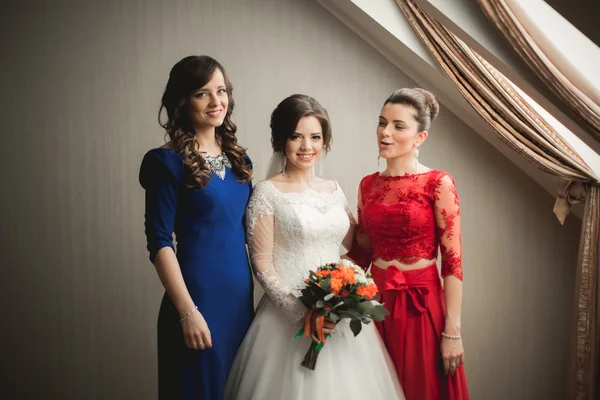 Happy buddies helps bride getting ready for her wedding day in the morning — Stock Photo, Image