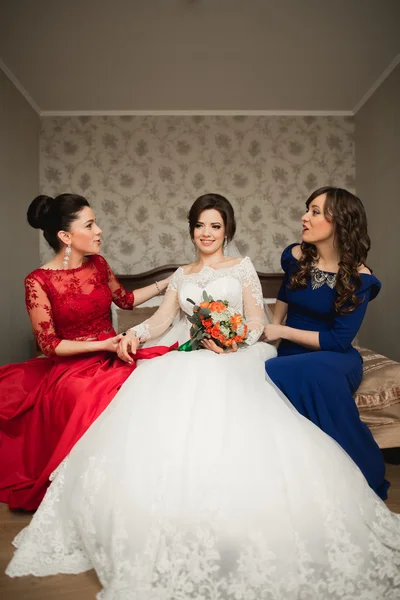 Amigos felizes ajuda noiva se preparando para o dia do casamento pela manhã — Fotografia de Stock