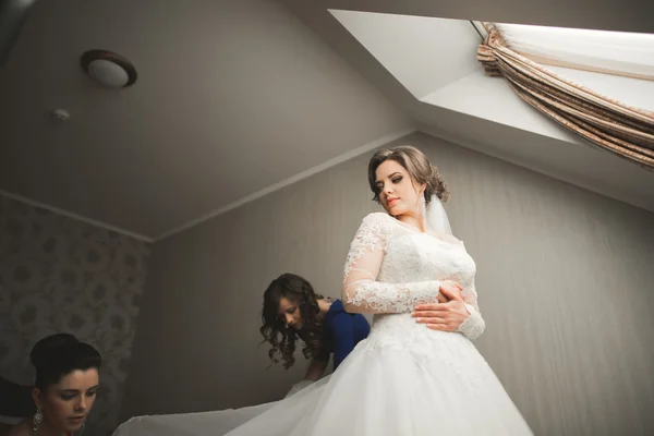 Amigos felizes ajuda noiva se preparando para o dia do casamento pela manhã — Fotografia de Stock