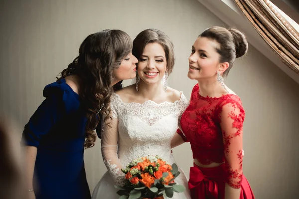 Happy Buddies ayuda a la novia a prepararse para el día de su boda por la mañana — Foto de Stock