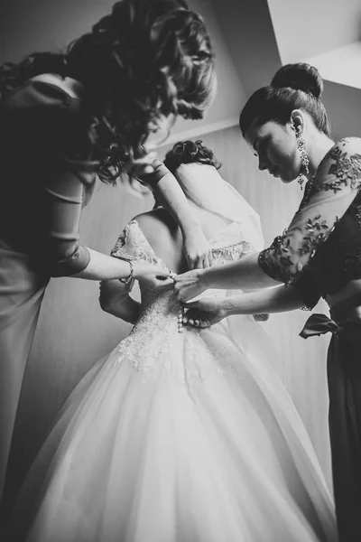 Amigos felizes ajuda noiva se preparando para o dia do casamento pela manhã — Fotografia de Stock