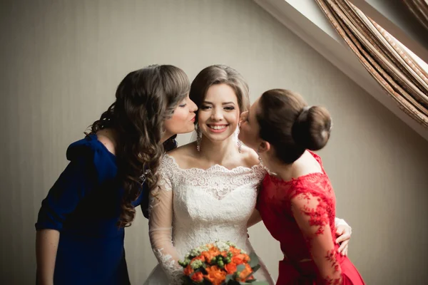 Gelukkig vrienden helpt bruid klaar voor haar trouwdag in de ochtend — Stockfoto