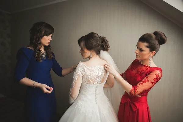 Happy Buddies ayuda a la novia a prepararse para el día de su boda por la mañana — Foto de Stock