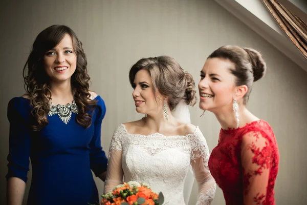 Amigos felizes ajuda noiva se preparando para o dia do casamento pela manhã — Fotografia de Stock